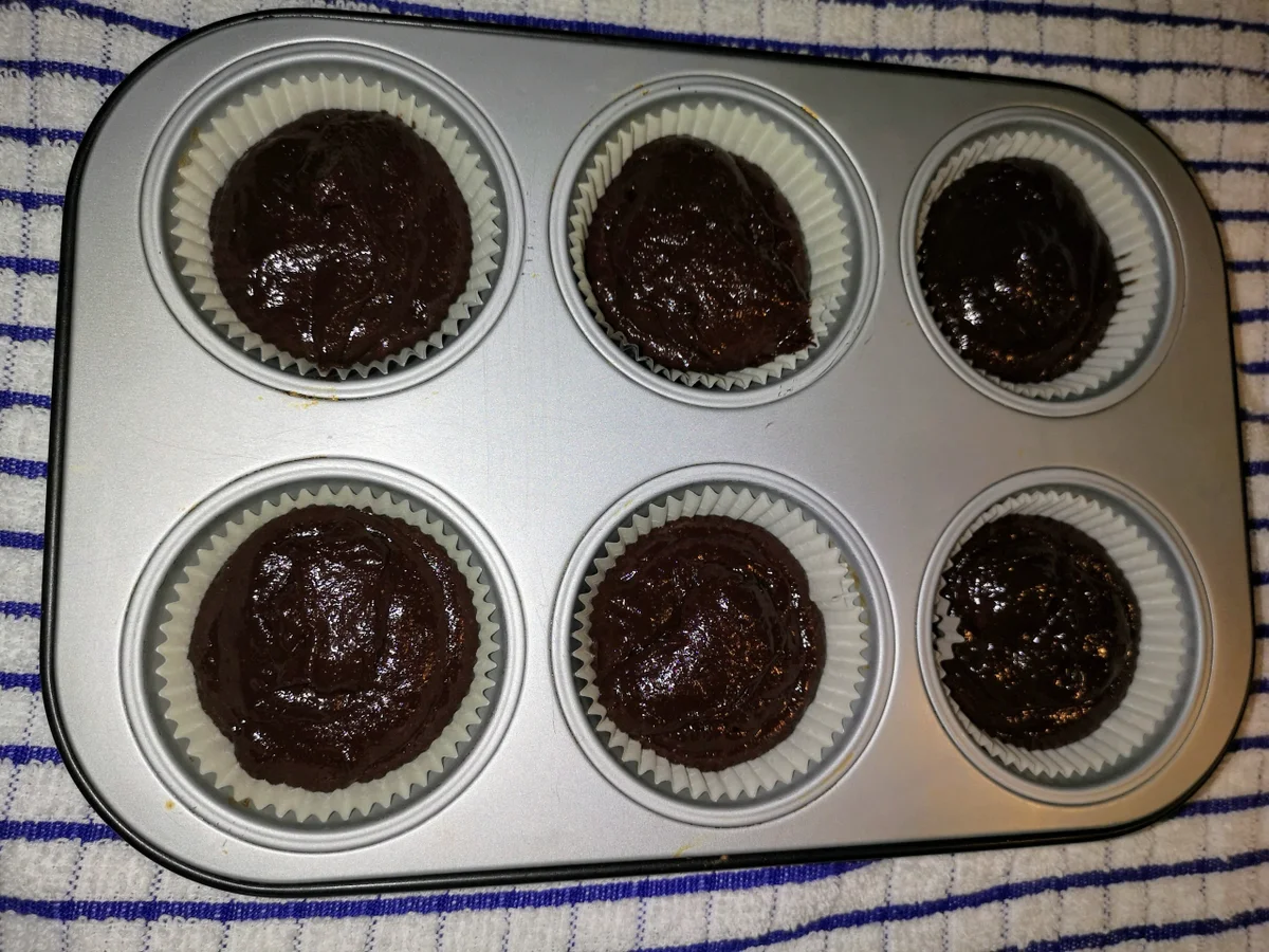BiNe` S CUPCAKES MIT WEIßEM SCHOKOLADENTOPPING - Rezept - Bild Nr. 8150