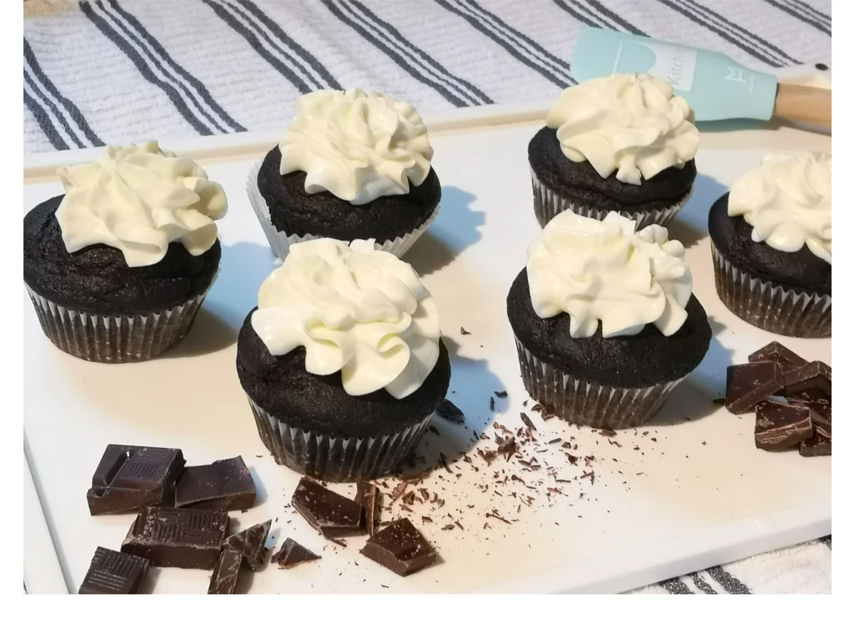 BiNe` S CUPCAKES MIT WEIßEM SCHOKOLADENTOPPING - Rezept - Bild Nr. 8151