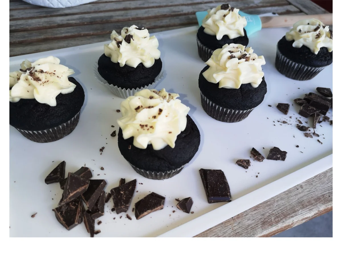 BiNe` S CUPCAKES MIT WEIßEM SCHOKOLADENTOPPING - Rezept - Bild Nr. 8155