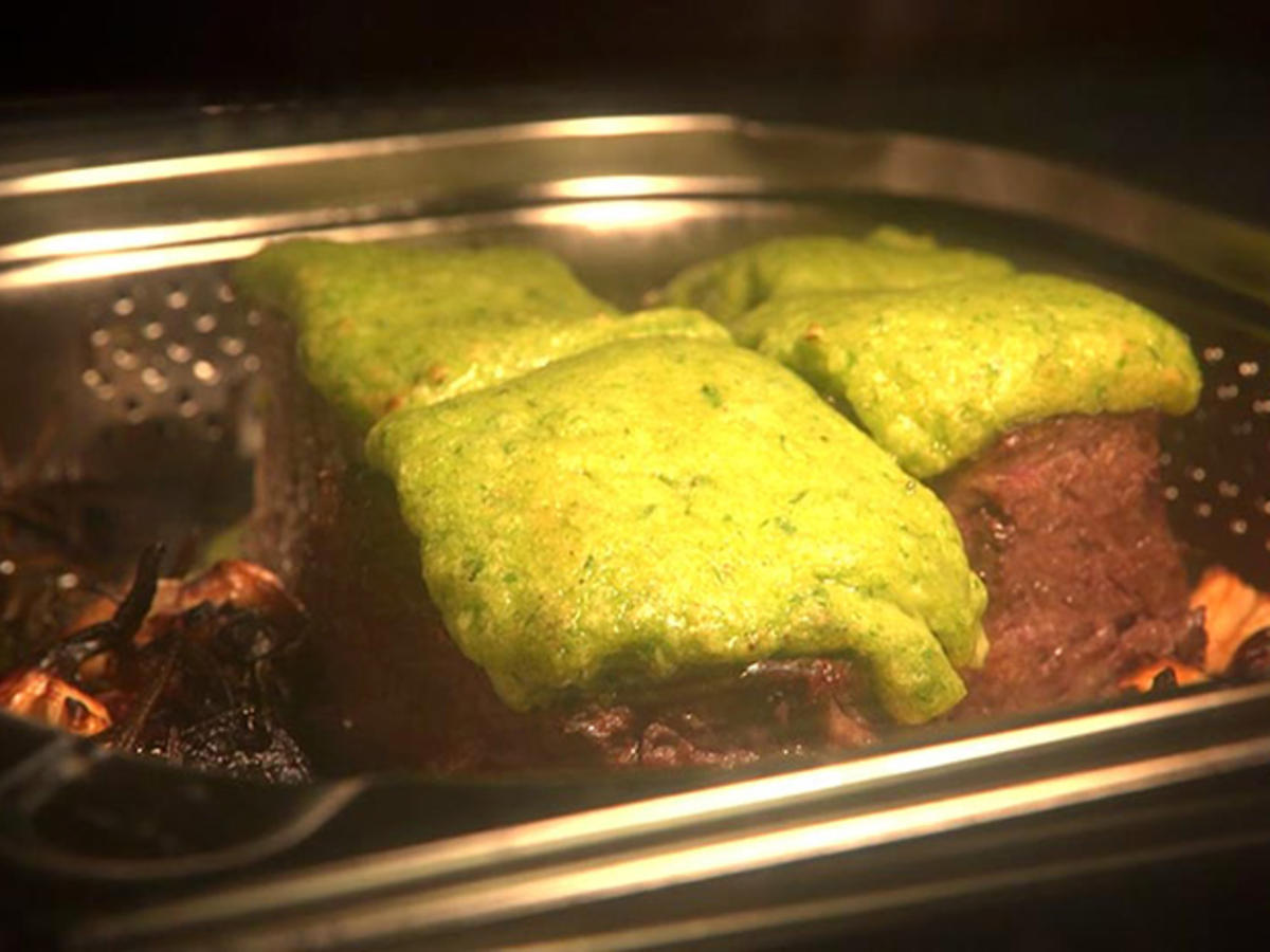 Dry Aged Sirloinsteak mit Lauchkruste an Portweinsoße - Rezept - kochbar.de