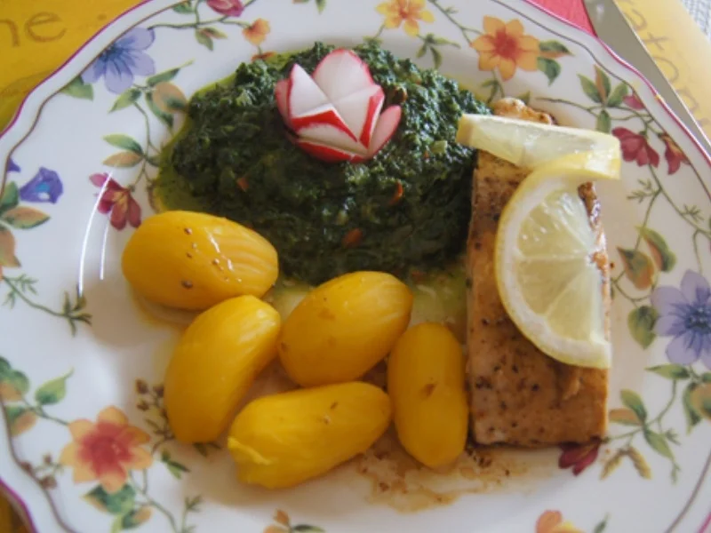 Wildlachsfilet mit Würzspinat und gelben Drillingen - Rezept - Bild Nr. 8164