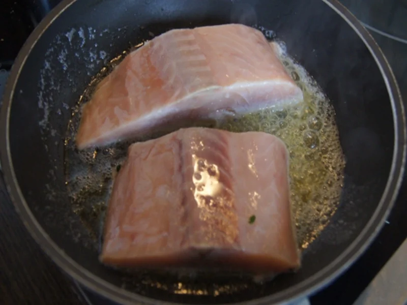 Wildlachsfilet mit Würzspinat und gelben Drillingen - Rezept - Bild Nr. 8167