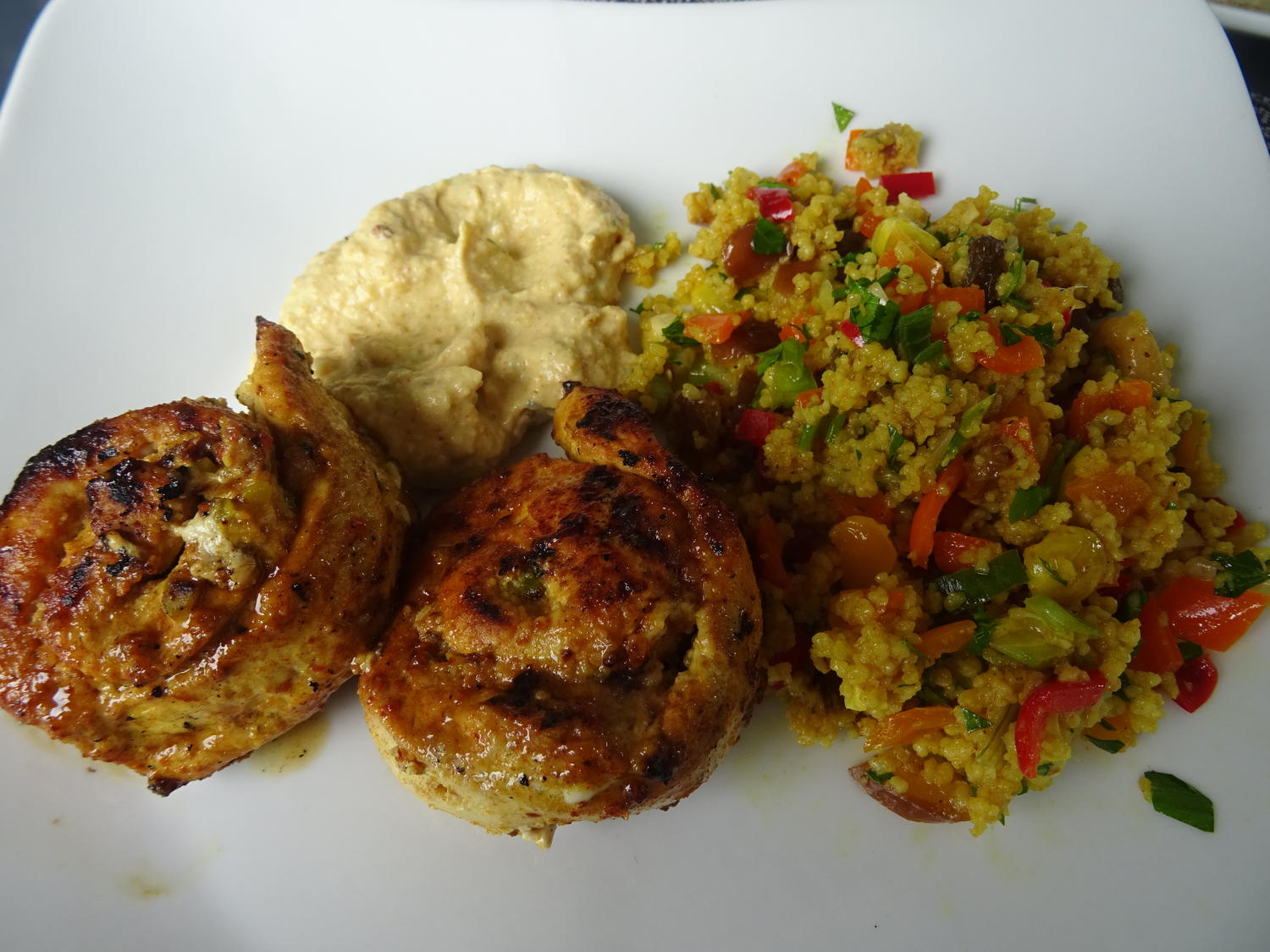 Hähnchenspieße, Couscous-Salat und Dattel-Aprikosen-Dip - Rezept ...