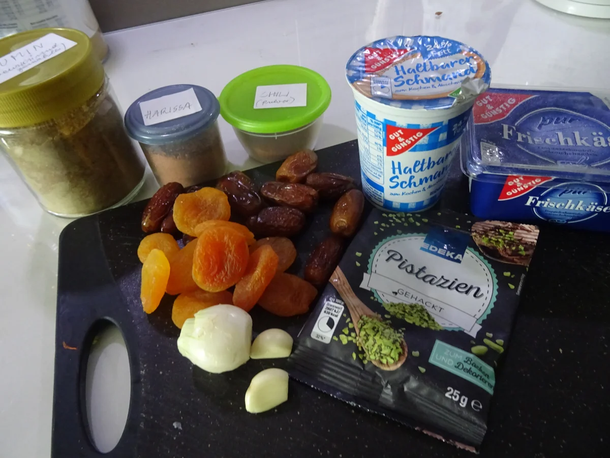 Rezept: Hähnchenspieße, Couscous-Salat und Dattel-Aprikosen-Dip Bild Nr. 8169 Hähnchenspieße, Couscous-Salat und Dattel-Aprikosen-Dip - Rezept - Bild Nr. 8169