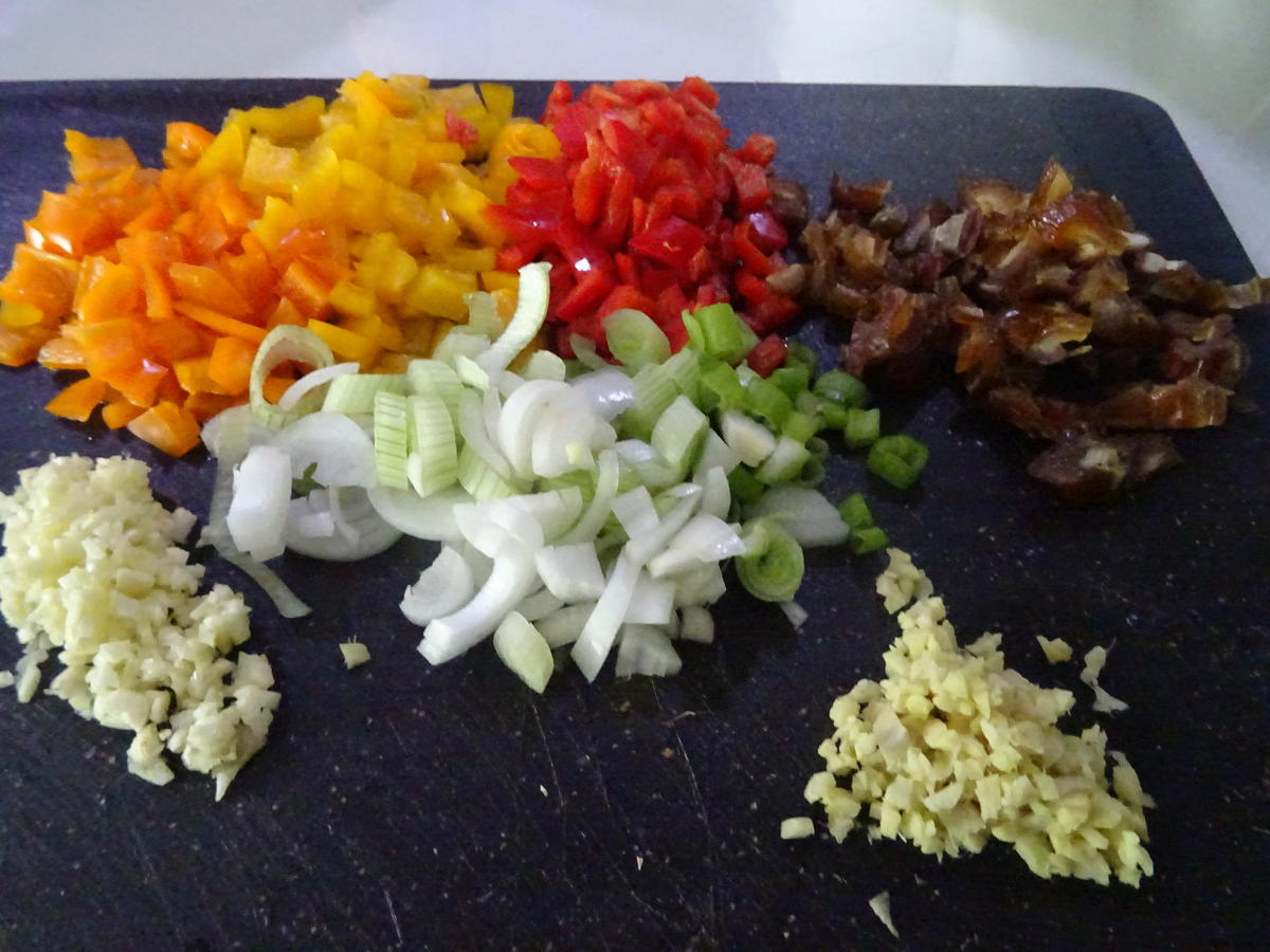 Hähnchenspieße, Couscous-Salat und Dattel-Aprikosen-Dip - Rezept - Bild Nr. 8175