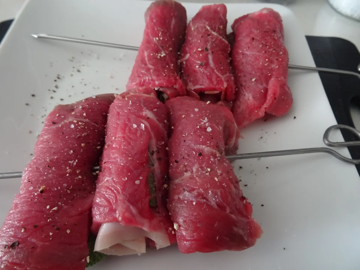 Rezept: "Pizza"-Nudelsalat, Saltimbocca- und Polpette-Spieße mit Rucola-Pesto Bild Nr. 8164 "Pizza"-Nudelsalat, Saltimbocca- und Polpette-Spieße mit Rucola-Pesto - Rezept - Bild Nr. 8164