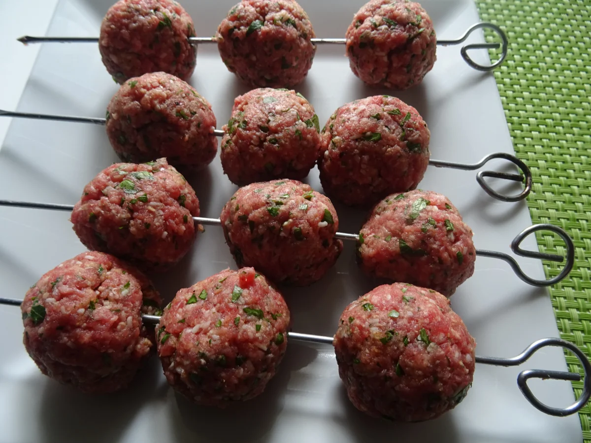 Rezept: "Pizza"-Nudelsalat, Saltimbocca- und Polpette-Spieße mit Rucola-Pesto Bild Nr. 8166 "Pizza"-Nudelsalat, Saltimbocca- und Polpette-Spieße mit Rucola-Pesto - Rezept - Bild Nr. 8166