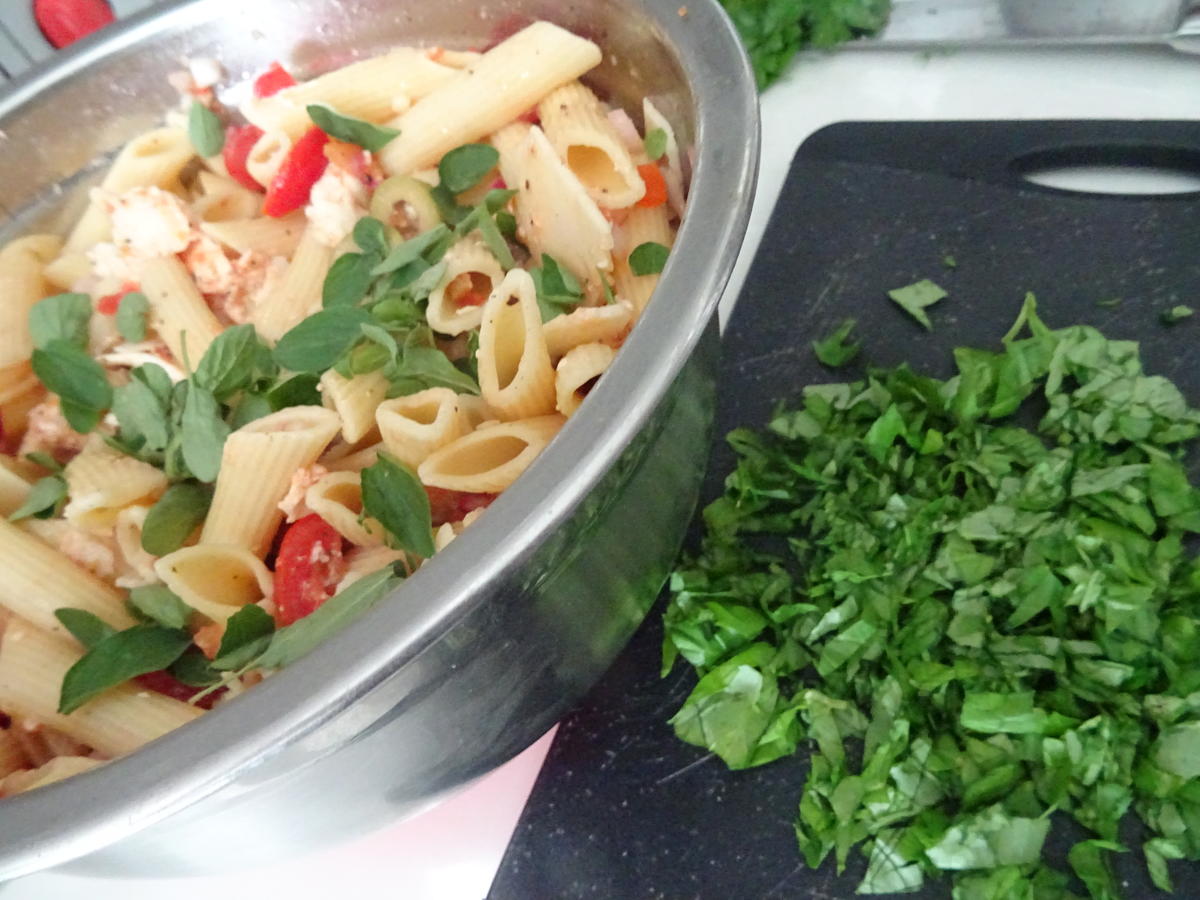 "Pizza"-Nudelsalat, Saltimbocca- und Polpette-Spieße mit Rucola-Pesto - Rezept - Bild Nr. 8167