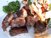 "Pizza"-Nudelsalat, Saltimbocca- und Polpette-Spieße mit Rucola-Pesto - Rezept - Bild Nr. 8172