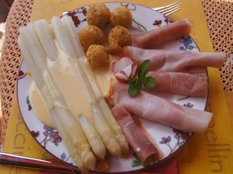 Rezept: Frischer Spargel mit Schinken und Mandelbällchen Bild Nr. 2 Frischer Spargel mit Schinken und Mandelbällchen - Rezept - Bild Nr. 2