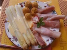 Frischer Spargel mit Schinken und Mandelbällchen - Rezept - Bild Nr. 2