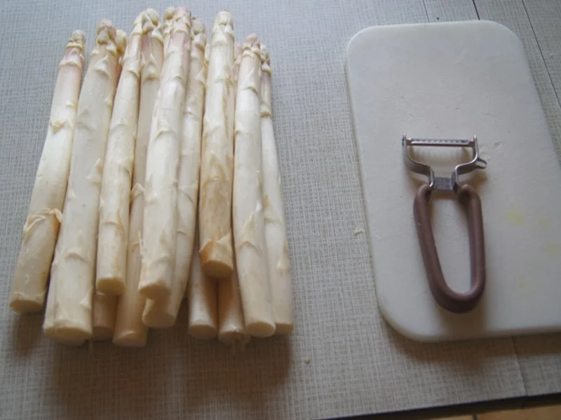 Rezept: Frischer Spargel mit Schinken und Mandelbällchen Bild Nr. 4 Frischer Spargel mit Schinken und Mandelbällchen - Rezept - Bild Nr. 4