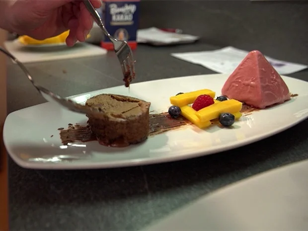 Rezept: Himbeerparfait mit Golfplatzminze und Haselnuss-Nougat-Praline Bild Nr. 2 Himbeerparfait mit Golfplatzminze und Haselnuss-Nougat-Praline - Rezept - Bild Nr. 2