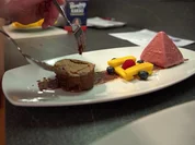 Rezept: Himbeerparfait mit Golfplatzminze und Haselnuss-Nougat-Praline Bild Nr. 2 Himbeerparfait mit Golfplatzminze und Haselnuss-Nougat-Praline - Rezept - Bild Nr. 2