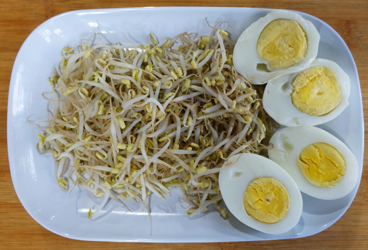 Gekochte Eier auf Balado Art mit Mungokeimlingen und würzigem Erdnusskräcker - Rezept - Bild Nr. 8178