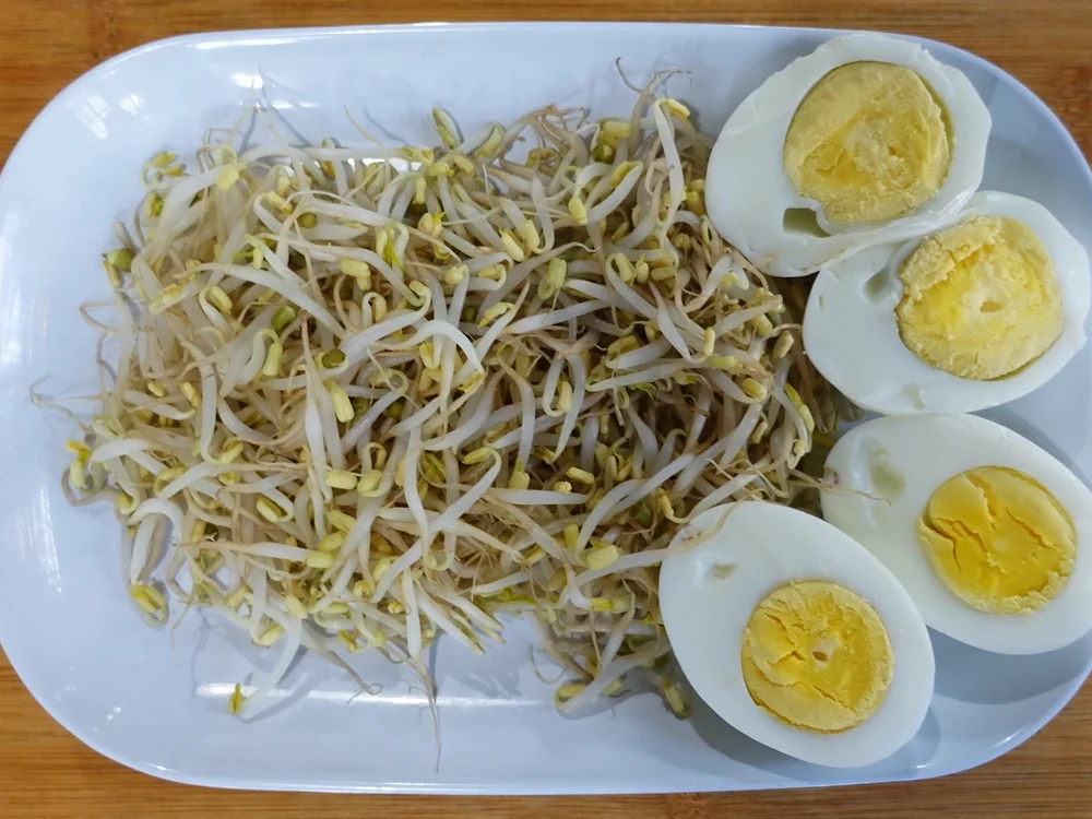 Gekochte Eier auf Balado Art mit Mungokeimlingen und würzigem Erdnusskräcker - Rezept - Bild Nr. 8178