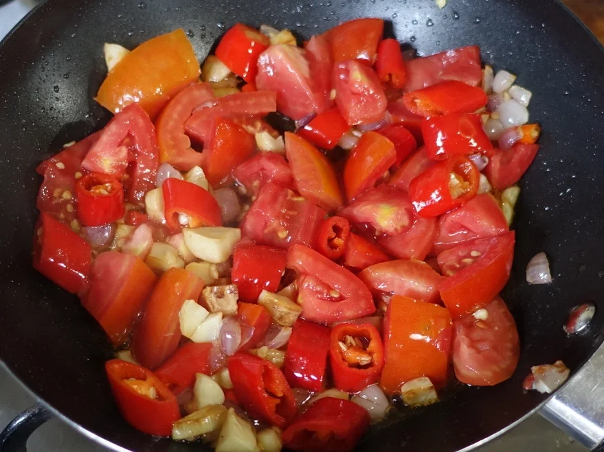 Gekochte Eier auf Balado Art mit Mungokeimlingen und würzigem Erdnusskräcker - Rezept - Bild Nr. 8180