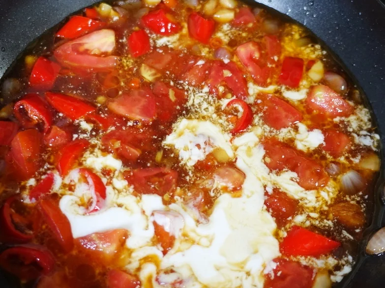 Gekochte Eier auf Balado Art mit Mungokeimlingen und würzigem Erdnusskräcker - Rezept - Bild Nr. 8181