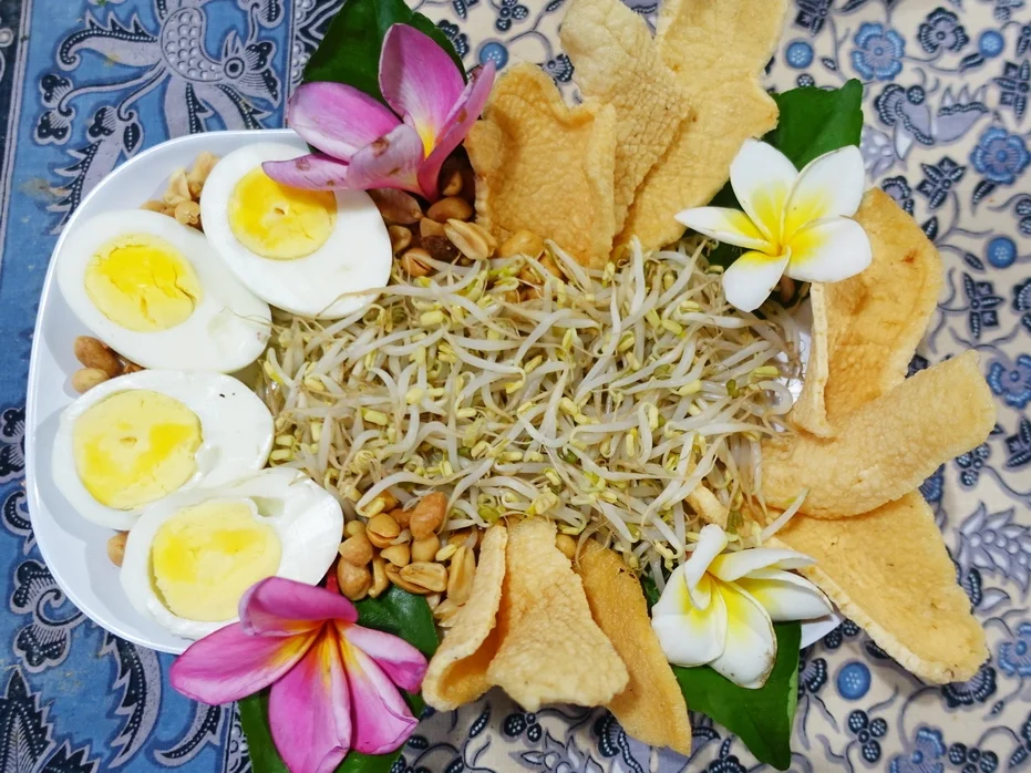 Gekochte Eier auf Balado Art mit Mungokeimlingen und würzigem Erdnusskräcker - Rezept - Bild Nr. 8183