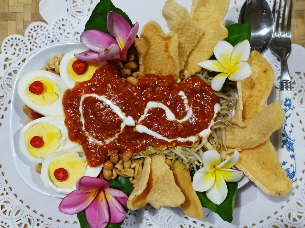 Gekochte Eier auf Balado Art mit Mungokeimlingen und würzigem Erdnusskräcker - Rezept - Bild Nr. 8184