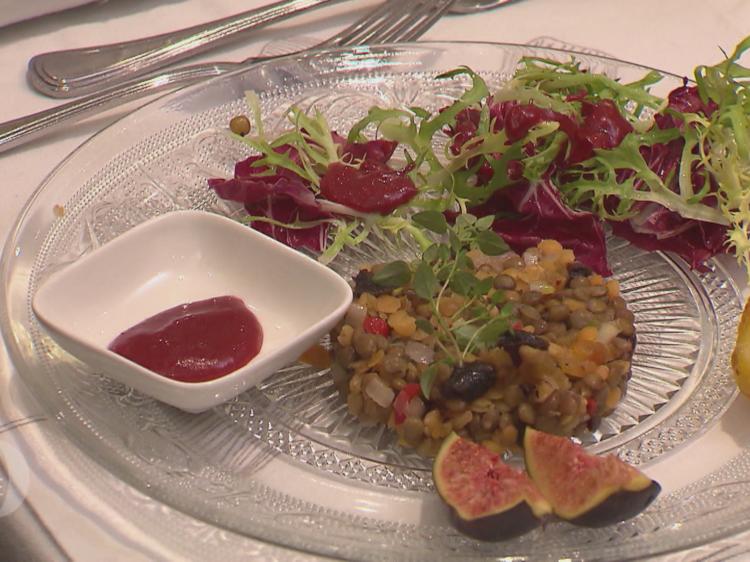 Linsen-Feigen-Salat mit Backobst, Friséesalat und Himbeerdressing ...