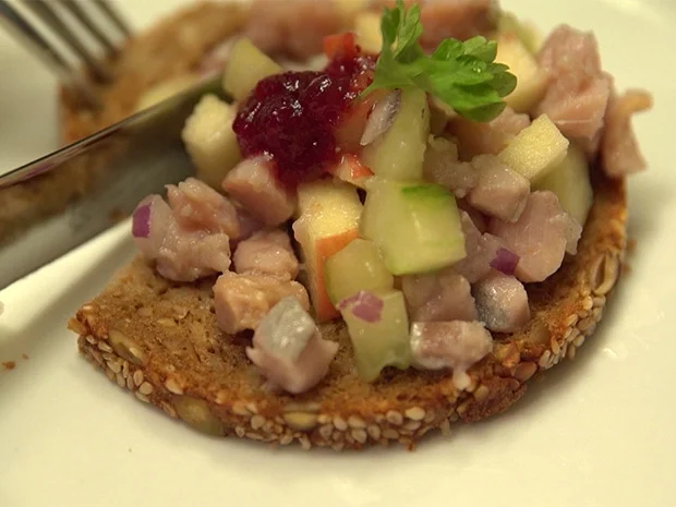 Matjestatar auf Pollerbrot mit einem gemischten Salat - Rezept - Bild Nr. 2