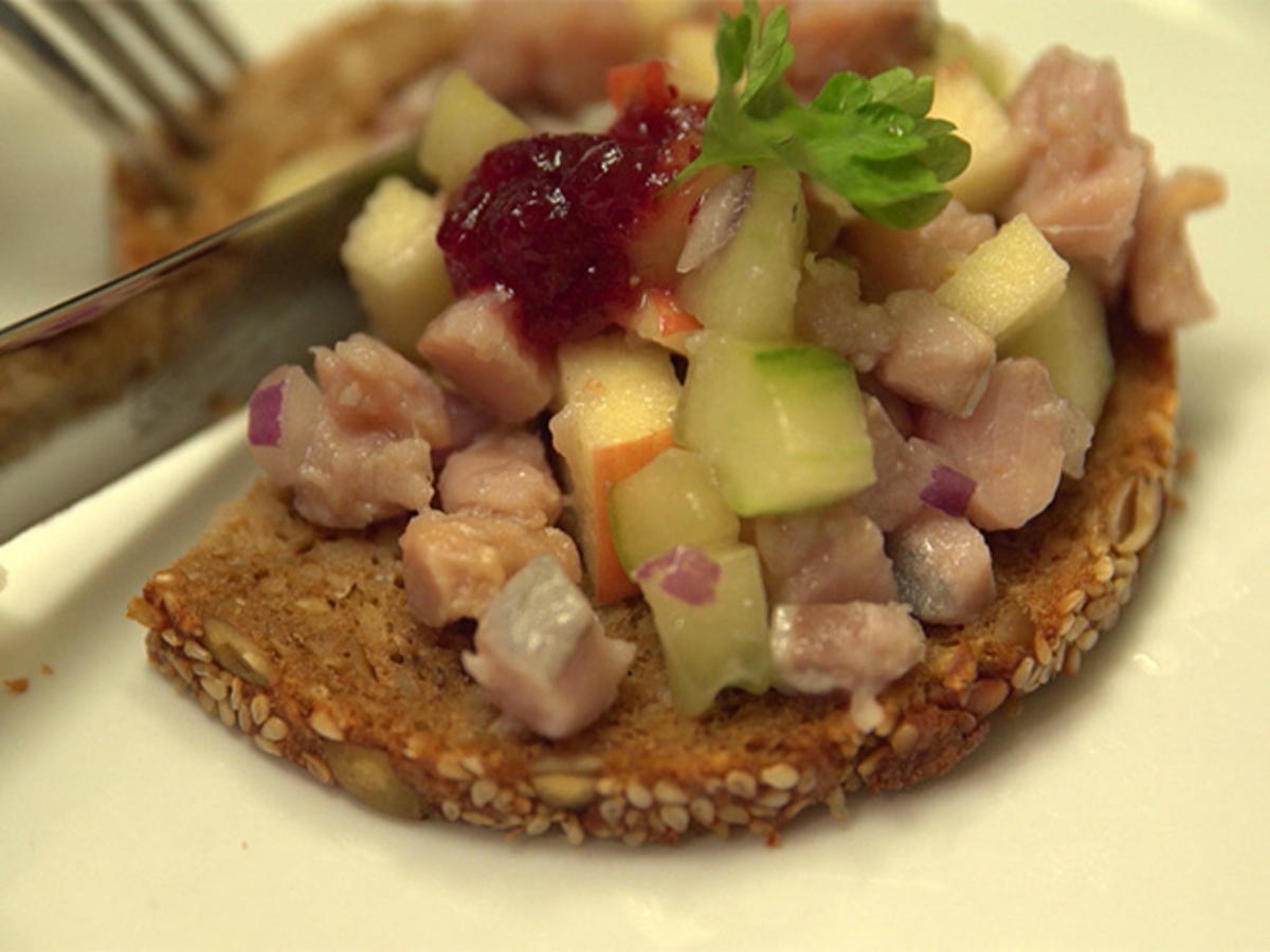 Matjestatar auf Pollerbrot mit einem gemischten Salat - Rezept - kochbar.de