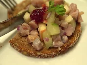 Matjestatar auf Pollerbrot mit einem gemischten Salat - Rezept - Bild Nr. 2