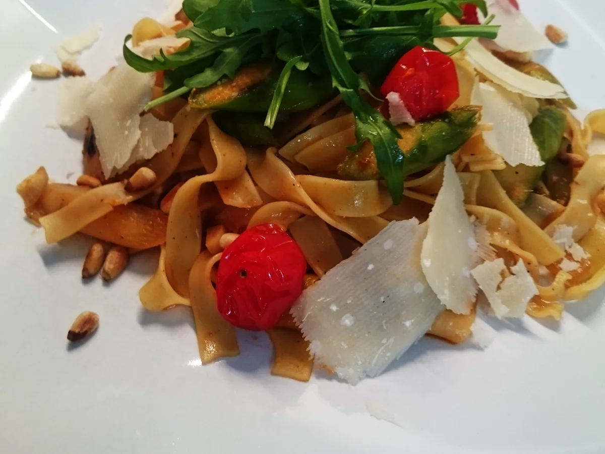 Pasta mit gebratenem Spargel und diversen Begleitern - Rezept - Bild Nr. 8178