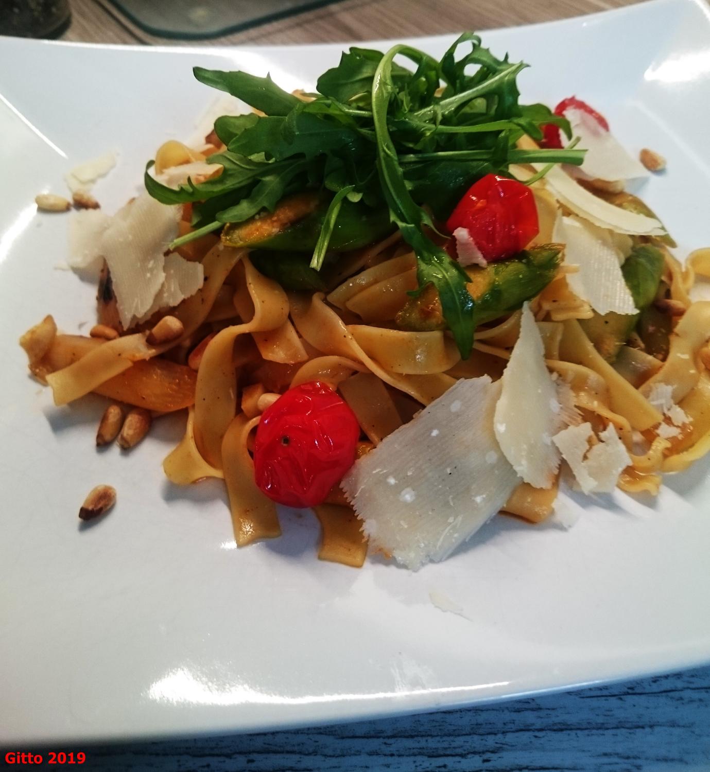 Pasta mit gebratenem Spargel und diversen Begleitern - Rezept - kochbar.de