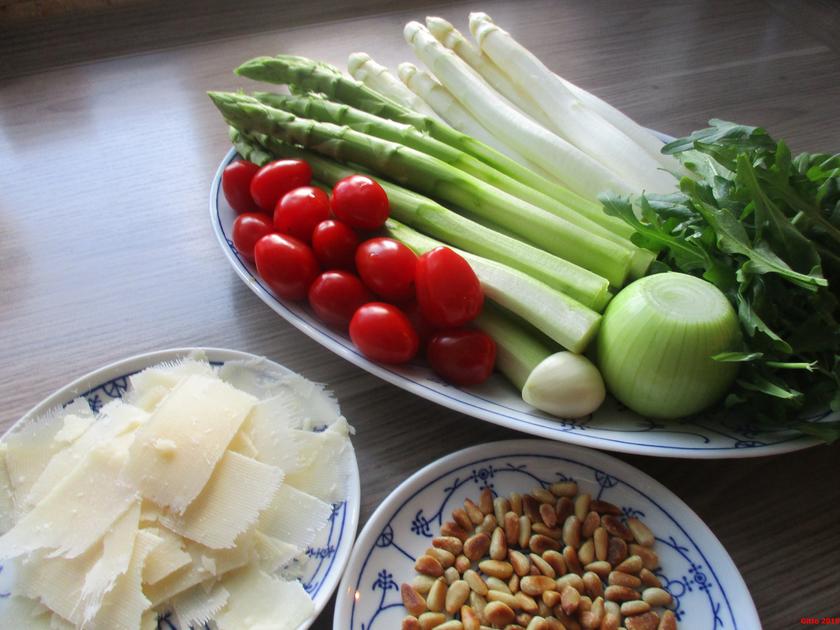 Pasta mit gebratenem Spargel und diversen Begleitern - einfach - von Gitto