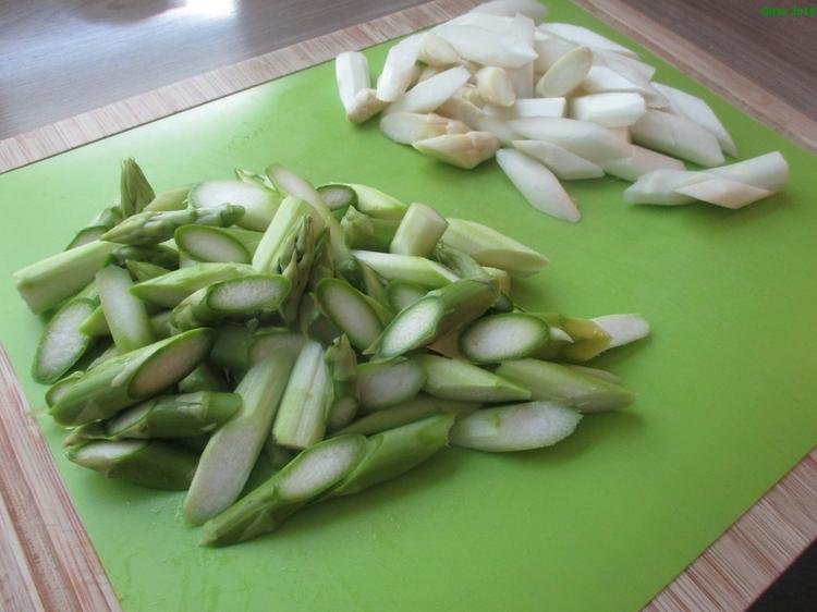 Pasta mit gebratenem Spargel und diversen Begleitern - einfach - von Gitto