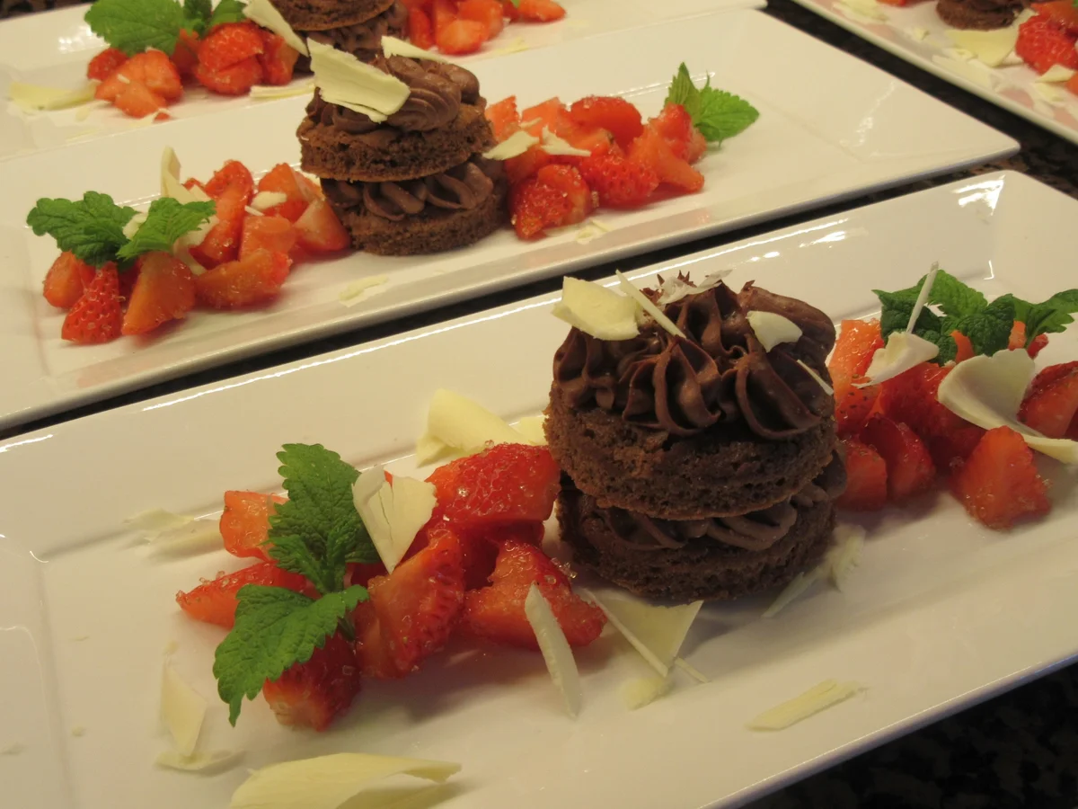 Rezept: Dessert: Schokotörtchen mit Erdbeeren Bild Nr. 8178 Dessert: Schokotörtchen mit Erdbeeren - Rezept - Bild Nr. 8178