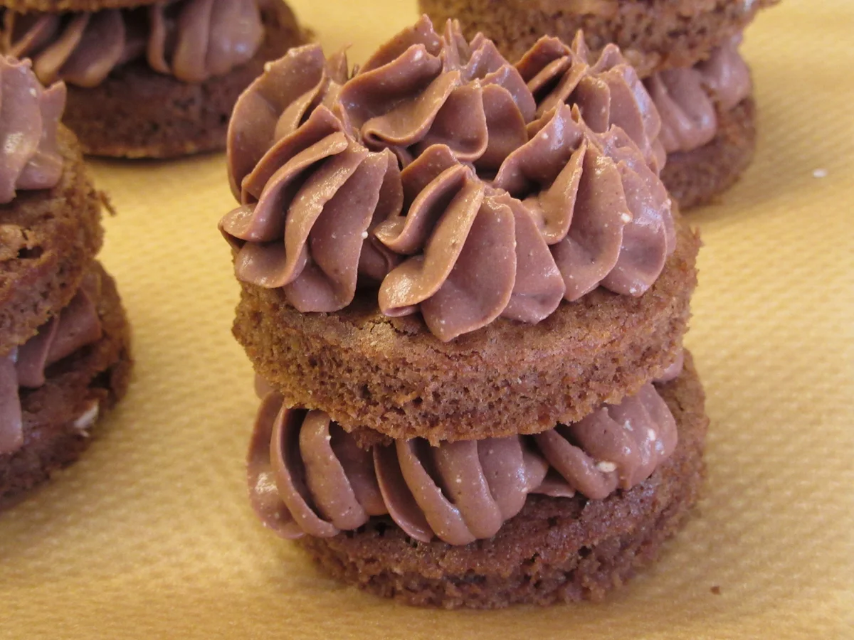 Rezept: Dessert: Schokotörtchen mit Erdbeeren Bild Nr. 8189 Dessert: Schokotörtchen mit Erdbeeren - Rezept - Bild Nr. 8189