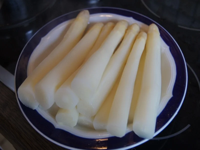 Schinken-Krustenbraten mit Sauce, Spargel und Frühkartoffeln - Rezept - Bild Nr. 8191