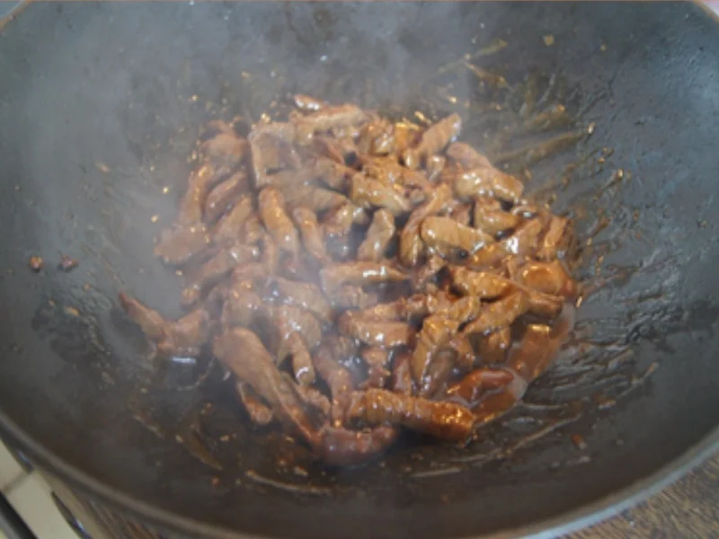 Gebratenes Rindfleisch mit Austernsauce, gemischtes Gemüse und gelber Reis... - Rezept - Bild Nr. 8186