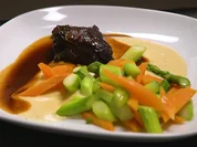 Geschmorte Kalbsbäckchen in Burgunder, getrüffeltes Kartoffelsellerie-Püree - Rezept - Bild Nr. 2