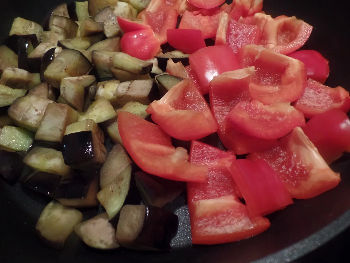 Rezept: Bratwürstchen mit Paprika-Auberginen -Gemüse Bild Nr. 8180 Bratwürstchen mit Paprika-Auberginen -Gemüse - Rezept - Bild Nr. 8180