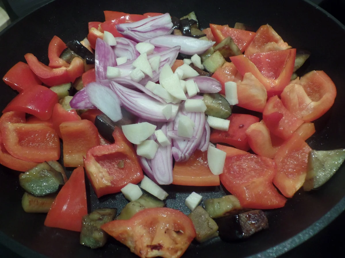 Rezept: Bratwürstchen mit Paprika-Auberginen -Gemüse Bild Nr. 8181 Bratwürstchen mit Paprika-Auberginen -Gemüse - Rezept - Bild Nr. 8181