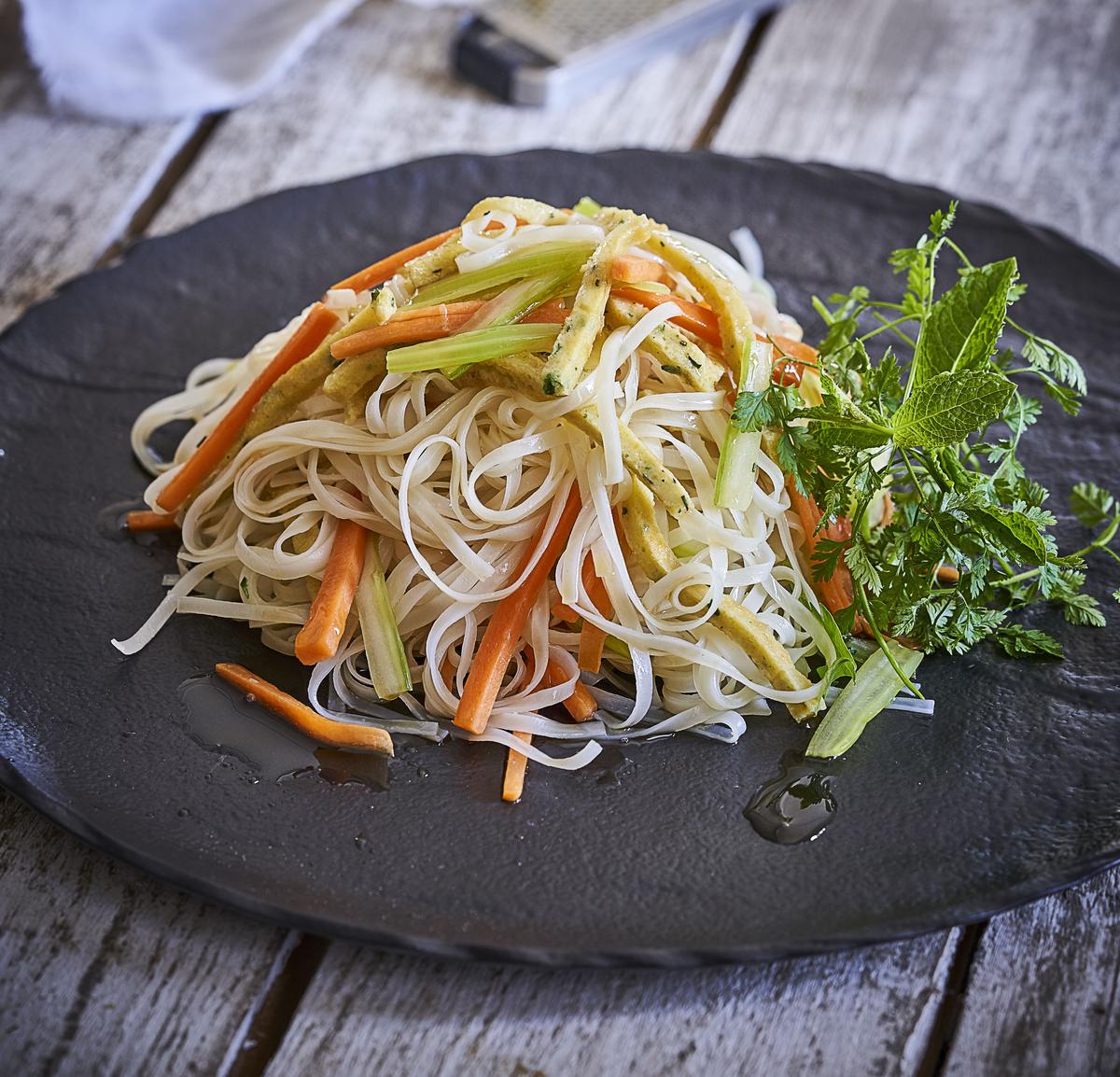 Asia Nudeln mit Kräuterpfannkuchenstreifen, Gemüsesticks á la Stefan Wiertz - Rezept - Bild Nr. 2