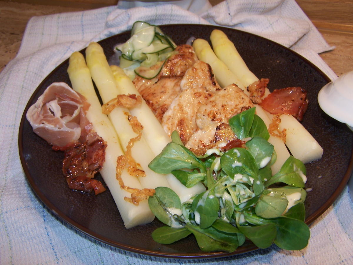 Spargel mit Putenbrust Teile und einem kleinen Salat - Rezept - kochbar.de