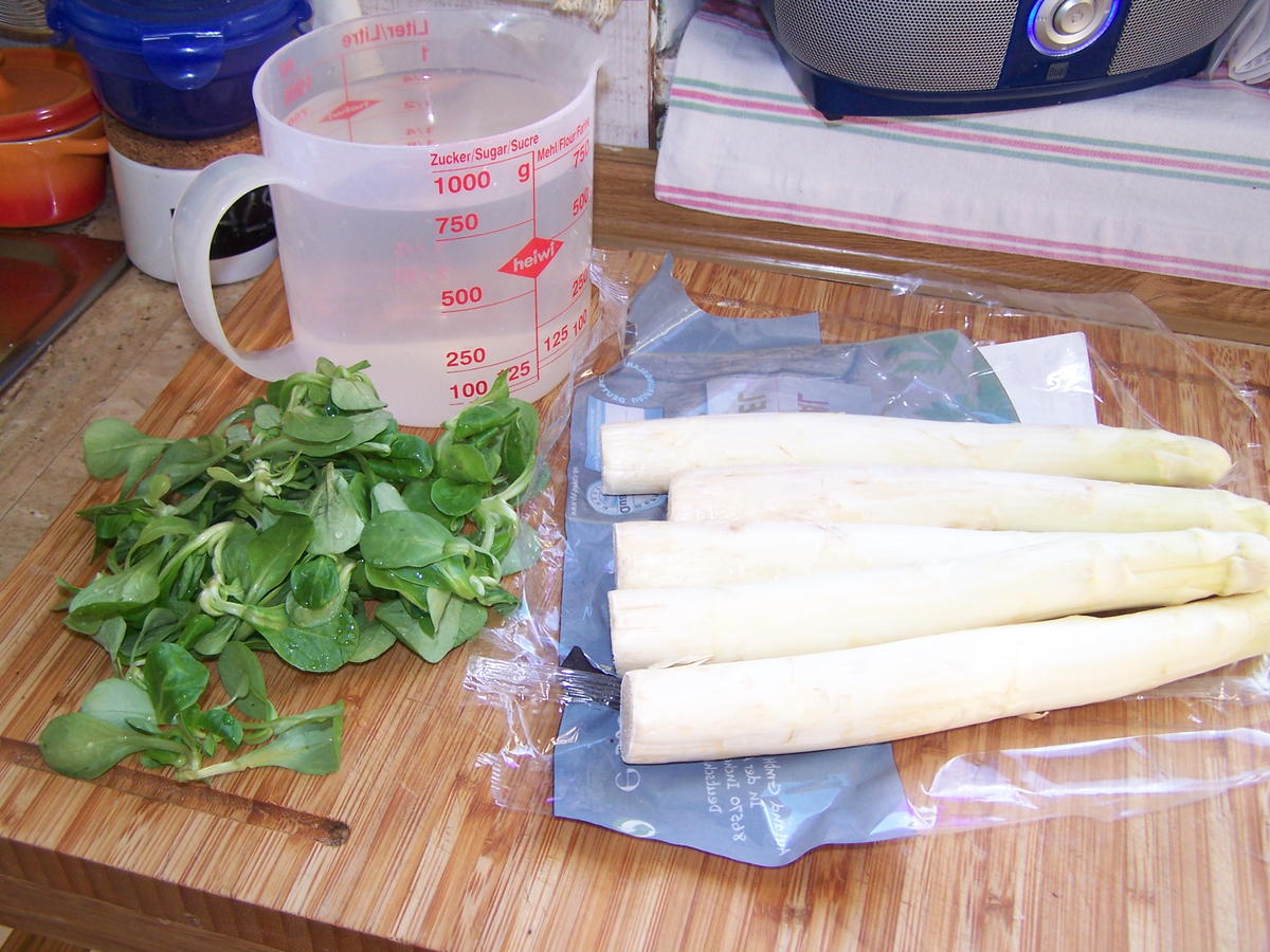 Spargel mit Putenbrust Teile und einem kleinen Salat - Rezept - kochbar.de