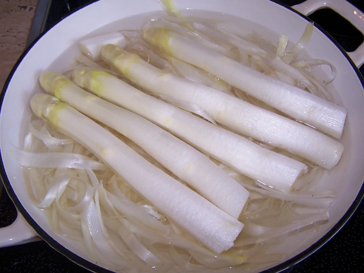 Spargel mit Putenbrust Teile und einem kleinen Salat - Rezept - Bild Nr. 8194