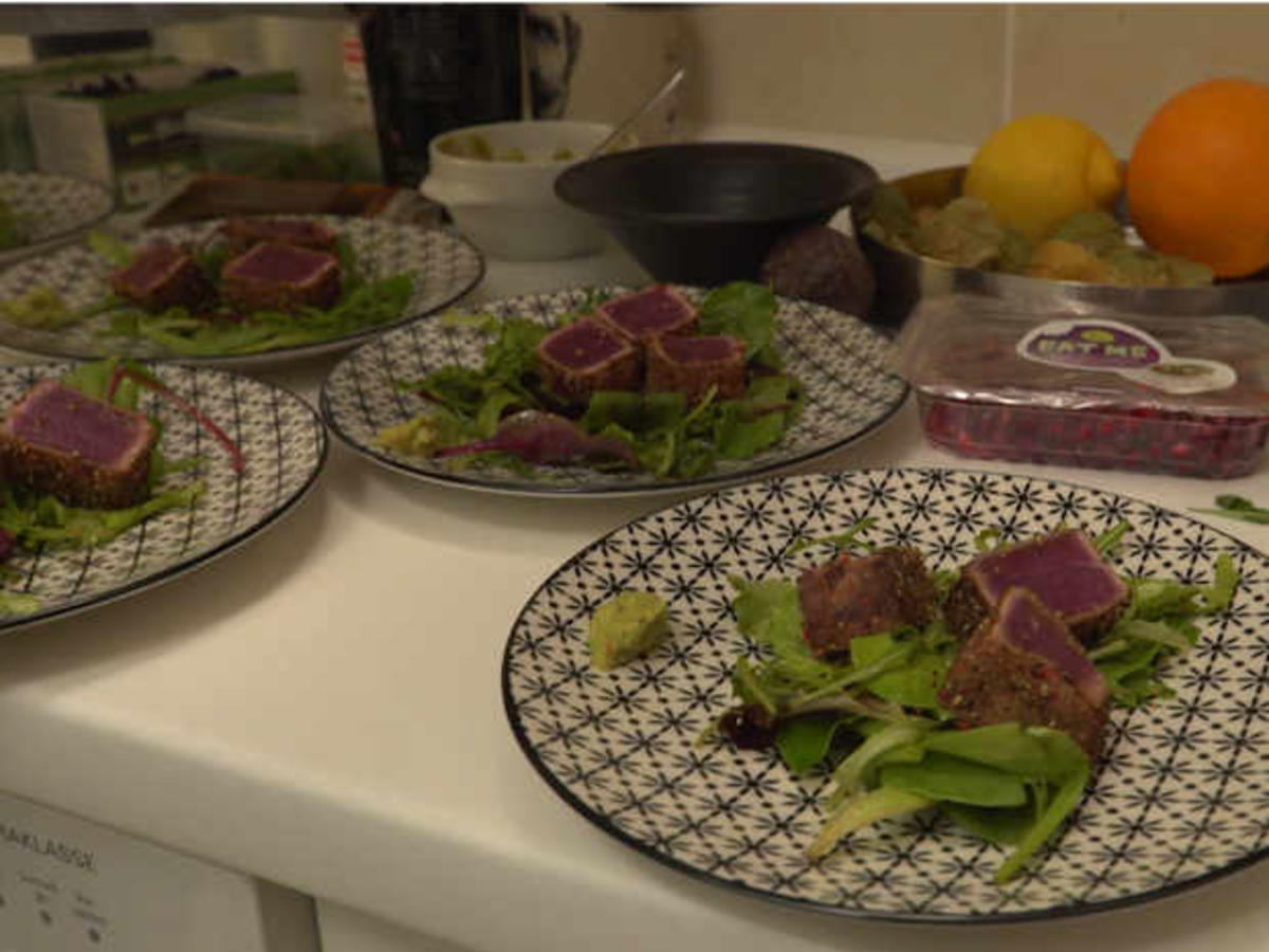 Variation vom Thunfisch im Pfeffermantel an Salatbeilage - schnell ...