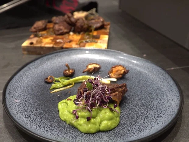 Rezept: Asiatische Kalbsbäckchen auf Wasabiwoke, dazu Shiitake und Lauch Bild Nr. 8189 Asiatische Kalbsbäckchen auf Wasabiwoke, dazu Shiitake und Lauch - Rezept - Bild Nr. 8189