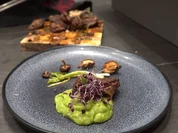 Asiatische Kalbsbäckchen auf Wasabiwoke, dazu Shiitake und Lauch - Rezept - Bild Nr. 8189