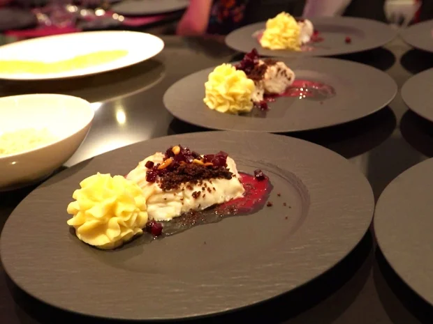 Kabeljauloin mit Roter Bete auf einem Spiegel von Beurre Blanc mit Kaviarperlen - Rezept - Bild Nr. 2