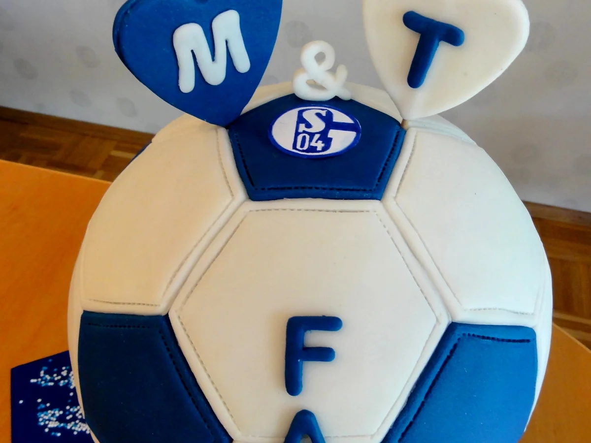 Rezept: Biskuit: BALLTORTE FÜR EINEN FUSSBALL~FAN Bild Nr. 8192 Biskuit: BALLTORTE FÜR EINEN FUSSBALL~FAN - Rezept - Bild Nr. 8192