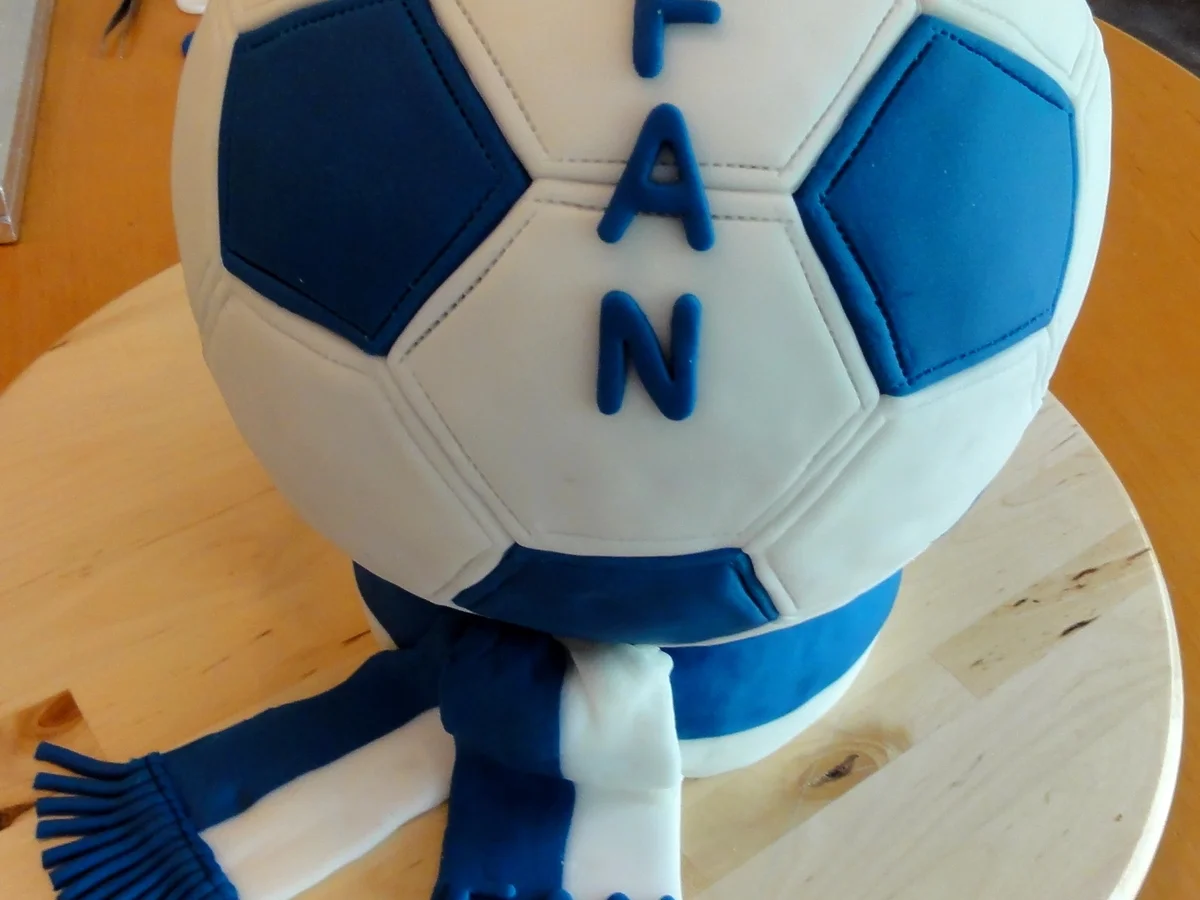 Rezept: Biskuit: BALLTORTE FÜR EINEN FUSSBALL~FAN Bild Nr. 8194 Biskuit: BALLTORTE FÜR EINEN FUSSBALL~FAN - Rezept - Bild Nr. 8194