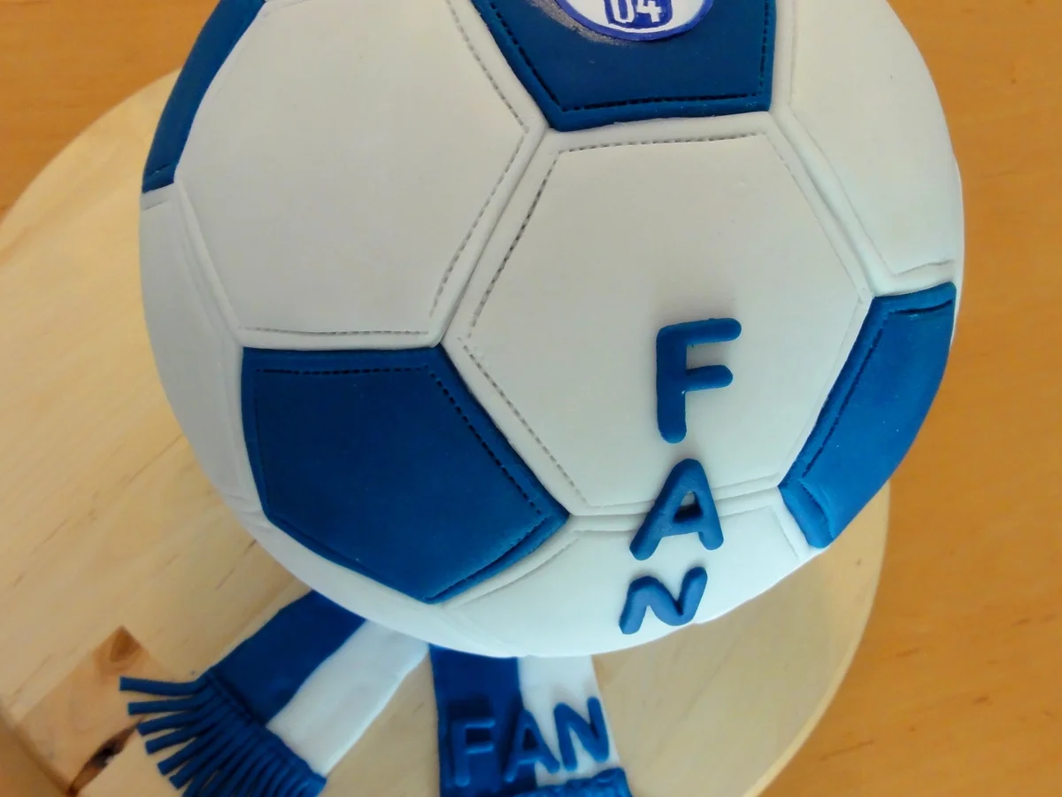 Rezept: Biskuit: BALLTORTE FÜR EINEN FUSSBALL~FAN Bild Nr. 8195 Biskuit: BALLTORTE FÜR EINEN FUSSBALL~FAN - Rezept - Bild Nr. 8195